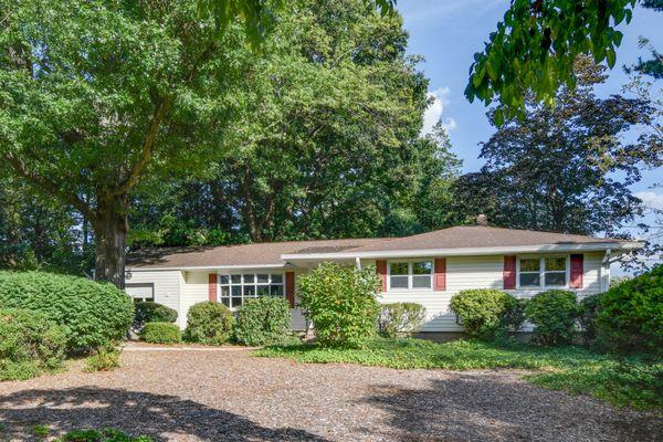 78 Jensen St, East Brunswick Spacious ranch, gleaming hardwood floors, replaced windows, full basement, desirable Appletree!