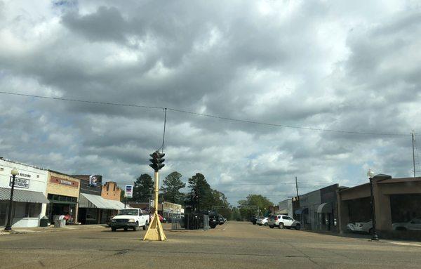 The one traffic light stands in the middle of the intersection like traffic lights did in the early days of the automobile