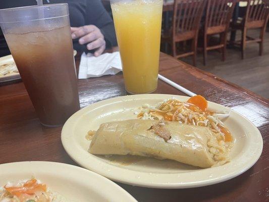 Tamal de cerdo, jugo de tamarindo, jugo de maracuya