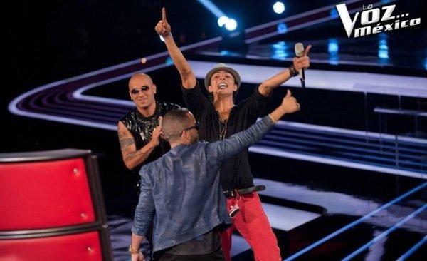 Lex Borja on The Voice Mexico with Wisin y Yandel as his coaches.