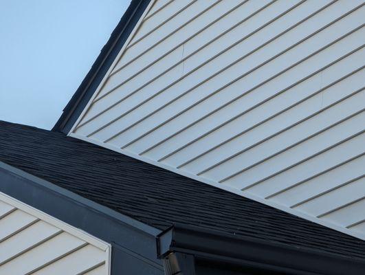 Owens Corning shingles in Onyx Black