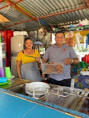 Comida rápida como Hot Dog, Sandwich, Hamburguesas. Y lo mejor deliciosa comida caceras