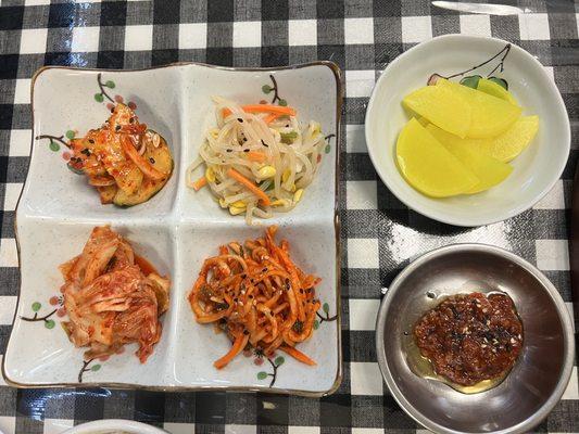 반찬 Kimchi and other Banchan