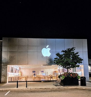 Apple Suburban Square