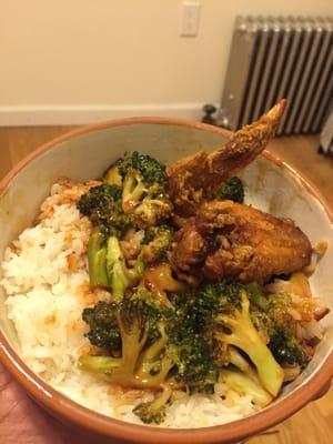 Broccoli with garlic sauce and chicken wings.