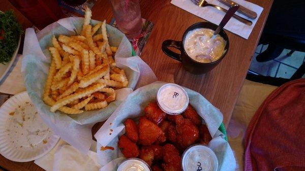 Hot wings basket of fries