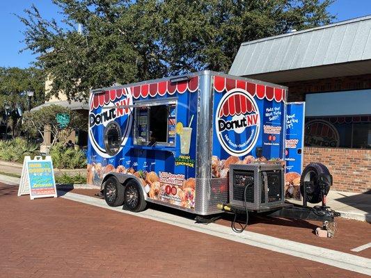 Hot Mini Donuts & freshly Squeezed Lemonade