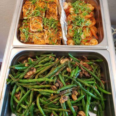 Salmon, shrimp and green beans with mushrooms. Yum!