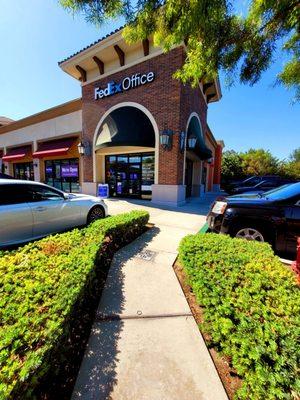 Fed Ex at the Brea Plaza