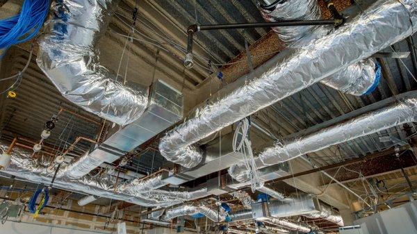 Air duct installer