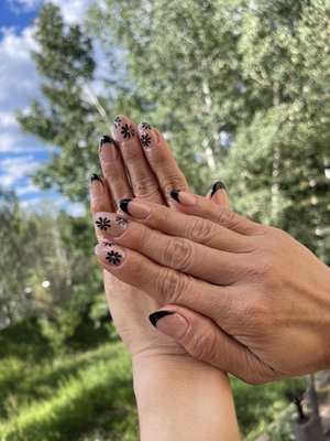 Black French gel nails w/ daisy by Lexie