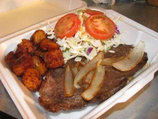 Steak, maduros & salad