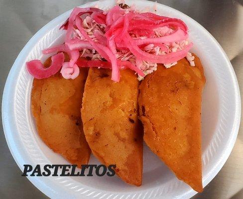 Pastelitos con carne de res y arroz o queso
servido con repollo y curtido