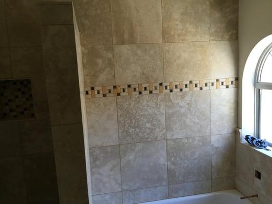 Tub walls with travertine