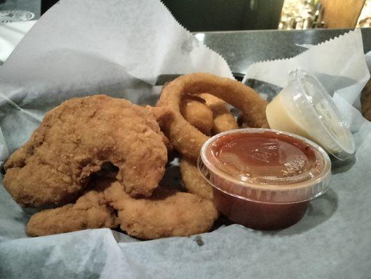 Sampler Chicken fingers, mozzarella sticks and onion rings