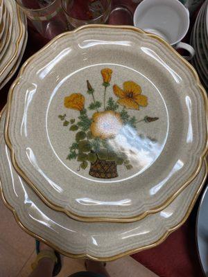 A dish set with vintage value!