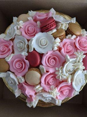 Sugar flowers and macarons!