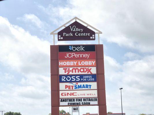 Picture of front plate sign including PetSmart