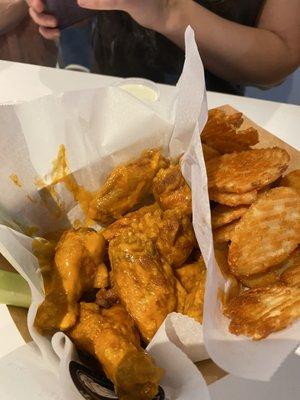 Hot wings w/ Fries