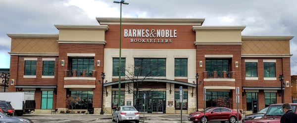 Storefront from Parking Lot for Barnes and Noble Polaris