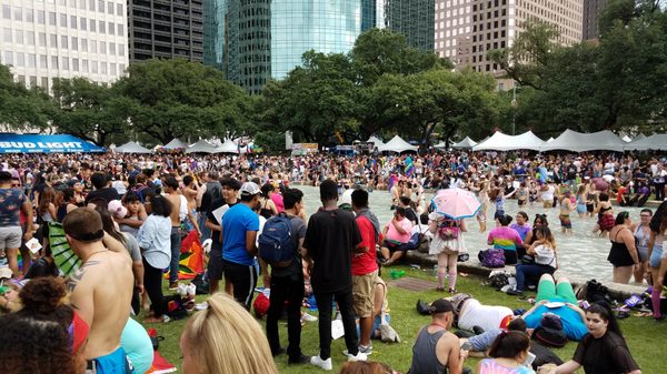 Have you seen these many people filled up the park and the pond? This was a scene from Houston Pride 2017