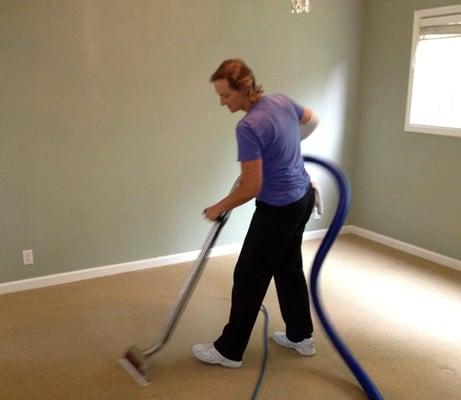 Lynn cleaning carpet