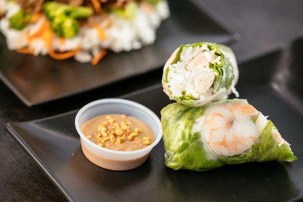 Vietnamese Spring Roll with Peanut Sauce