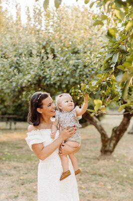 Mom and baby family photoshoot in the apple orchard