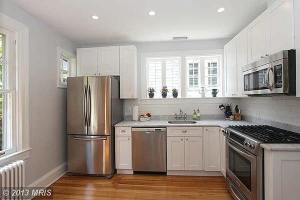 Shaker white cabinet with honed white carrara mable, pearl gray paint