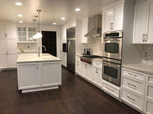 Nice contrast with the dark wood floors and white cabinets