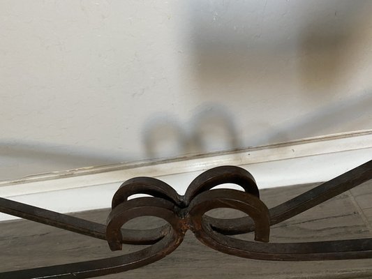 Baseboards behind table in entry way