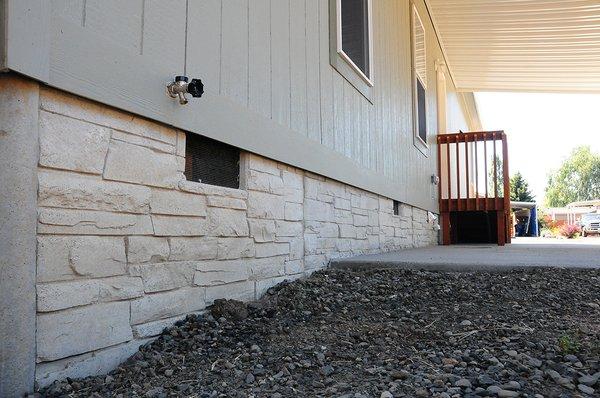 Cornerstone Foundation System has three different types of texture to choose from: Smooth, Ledgestone, Split Rock.