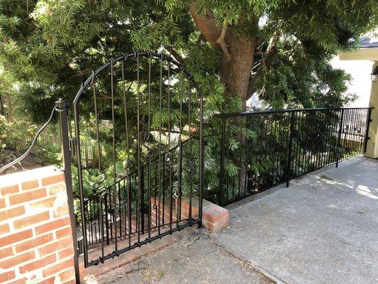 We love the gate! Check out the way the rails wrap around the top and bottom.