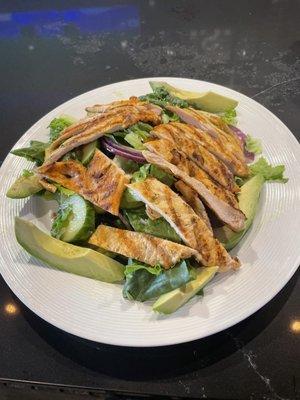 Avocado salad with grilled chicken