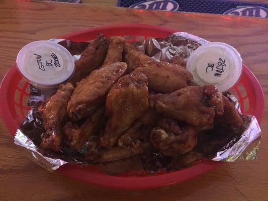 40 cent wings on Tuesday and Wednesday nights!  Juicy, Plump, and delicious!!