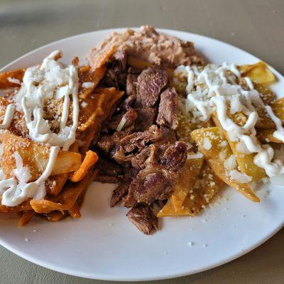 Chilaquiles divociados con carne asada. Desayuno!