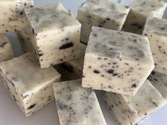 Cookie & Cream Fudge made with gluten-free Oreos