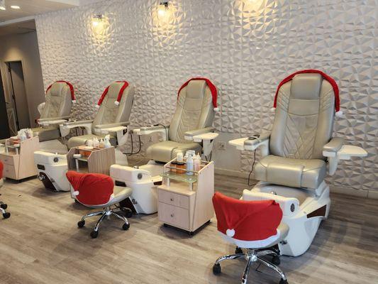 Relaxing, reclining and vibrating pedicure chairs