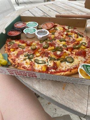 Thin crust. Pepperoni, jalapeño, and pineapple! Scrumptious.