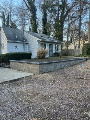 Cambridge Olde English block retaining wall with ledge-stone cap