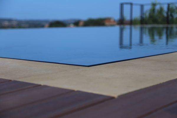 Mirrored water effect infinity edge stainless steel pool