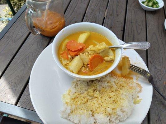 Yellow Curry Lunch Special and an almost empty glass of lightly sweetened Thai Iced Tea.