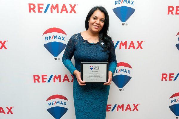 Elia Bonilla accepting an award at the RE/MAX 2017 Awards.