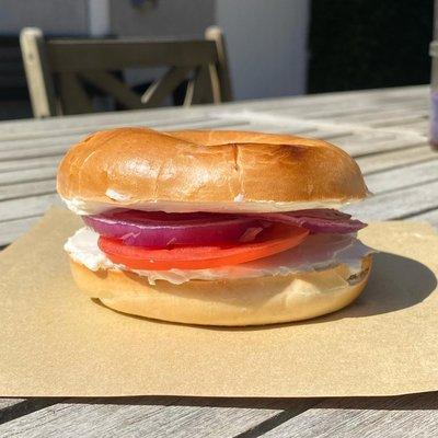 Bagel with onion and tomato