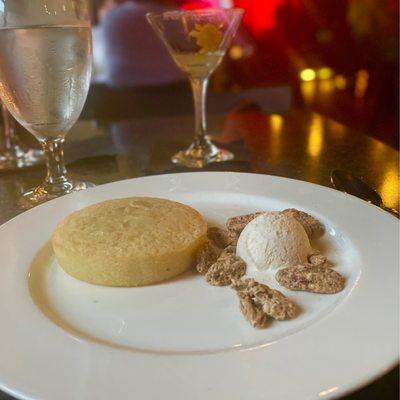 Almond cake and pear icecream