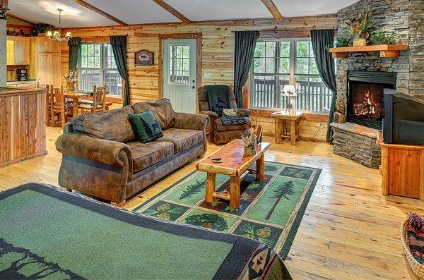 Eureka Springs Arkansas cabin rentals at Lake Forest Luxury Log Cabins. Wilderness Cabin