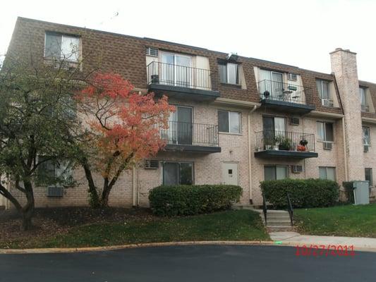 1 Bedroom Condo Rental- Walk to Shopping in suburban area.