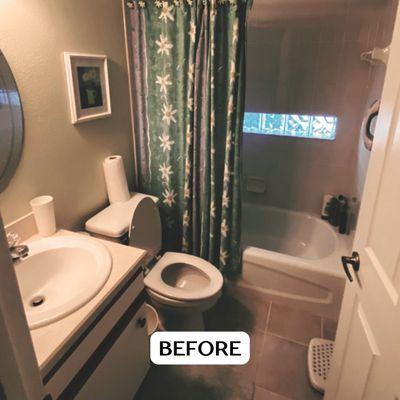 Before Bathroom Remodel:
A bathroom yearning for a fresh start. Prior to the remodel, this space was ripe for a transformation