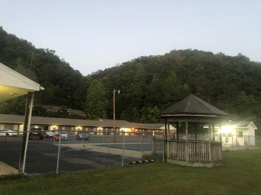 Main Motel w pool out front