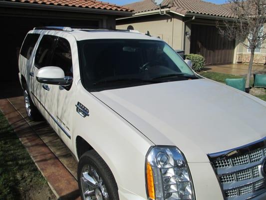 03 Cadillac Escalade with a cracked Windshield.